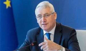 Instituţia condusă de Adrian Ţuţuianu ar urma să decidă cine poate înfiinţa un partid, ce documente sunt acceptate, dacă modificările statutare sunt legale, dacă formaţiunea mai este activă şi dacă trebuie dizolvată. Actualul preşedinte al AEP nu este un tehnocrat fără trecut politic, ci un fost preşedinte al Consiliului Judeţean Dâmboviţa, senator, ministru al Apărării şi lider important al PSD. Faptul că nu mai este membru al partidului nu şterge această biografie şi nici întrebările legitime ridicate de proiect. (Sursa foto: facebook / Adrian Ţuţuianu)